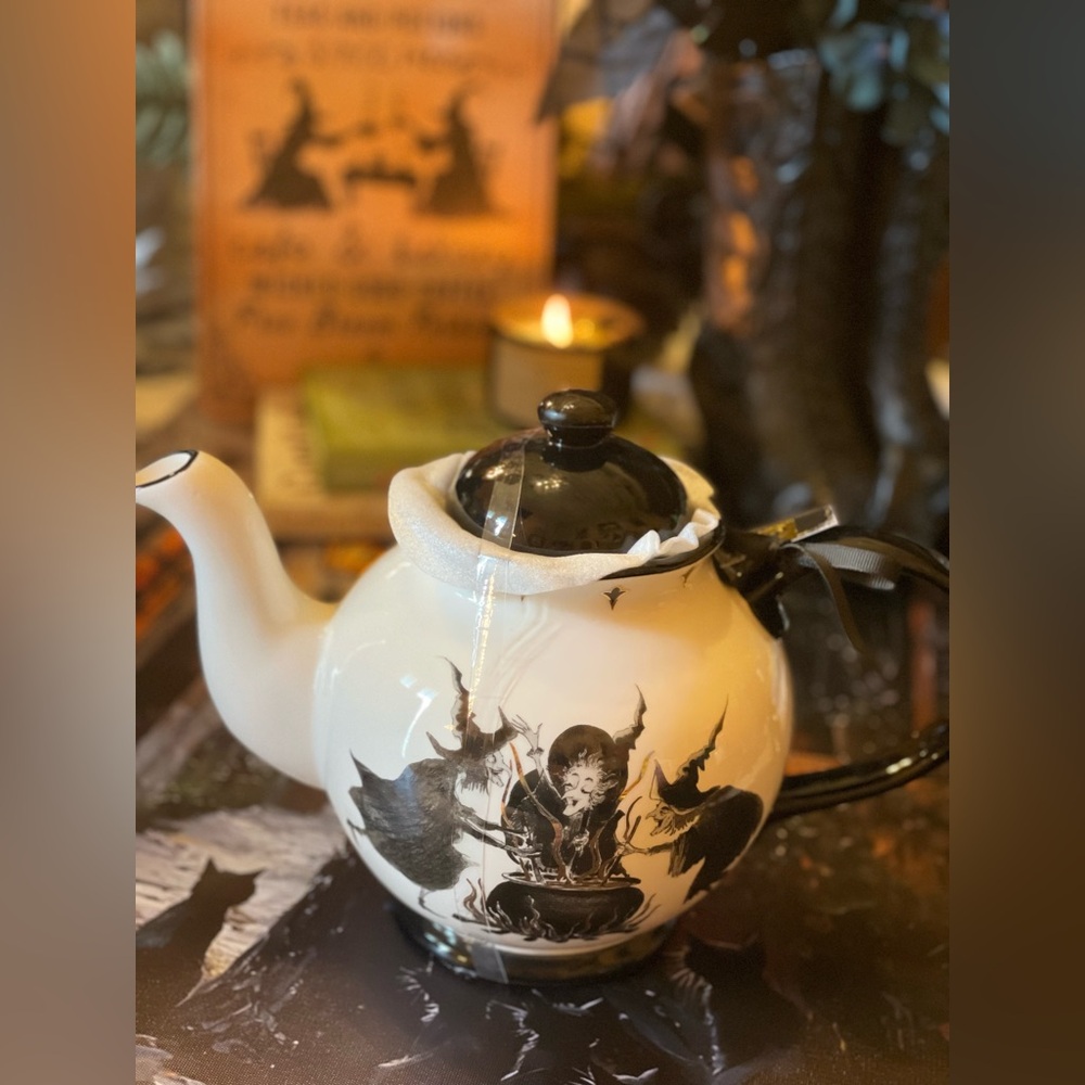 POTTER’S STUDIO NWT Spooky Night 3 Witches/Witch Flying on Broom Teapot